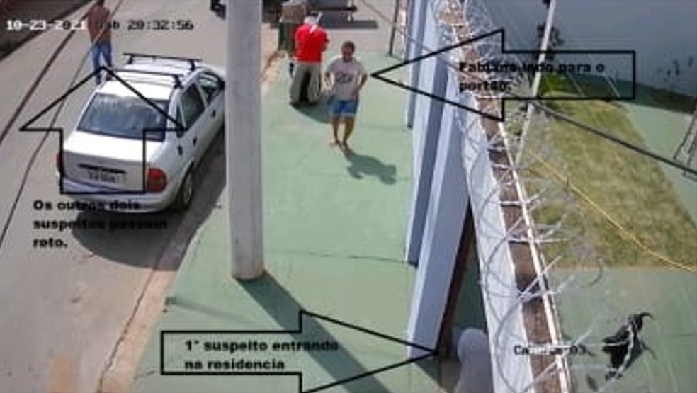 Ela saiu para jogar o lixo e deixou portão destrancado — Foto: Reprodução