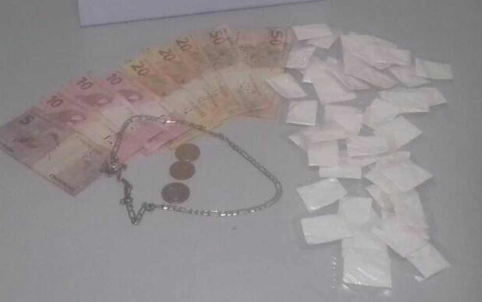 Homem foi preso com porções de maconha e dinheiro (Foto: Divulgação/Polícia Militar)