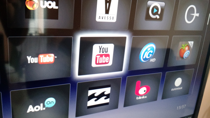 Iniciando o app do YouTube na Smart TV (Foto: Felipe Alencar/TechTudo)
