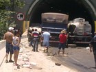 Colisão entre carretas deixa um morto e um ferido na Rodovia Anchieta