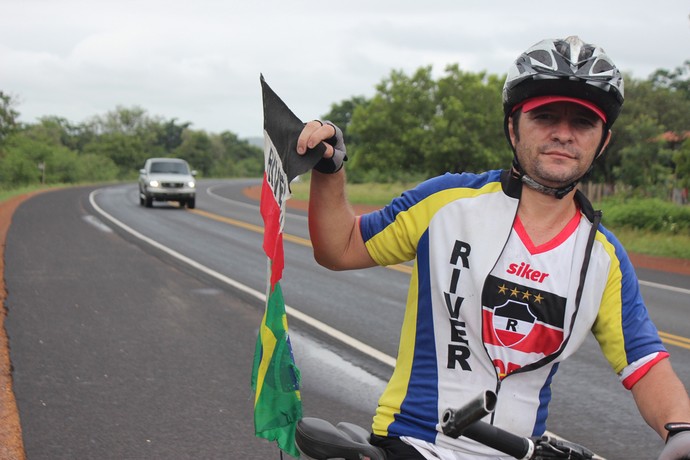 Torcedor faz 160km de bike por time no estadual (Foto: Renan Morais)