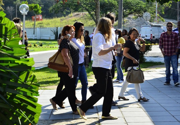 Familiares chegam para o velório de Alexandre Pessoal (Foto: Henrique Oliveira e Wallace Barbosa/AgNews)
