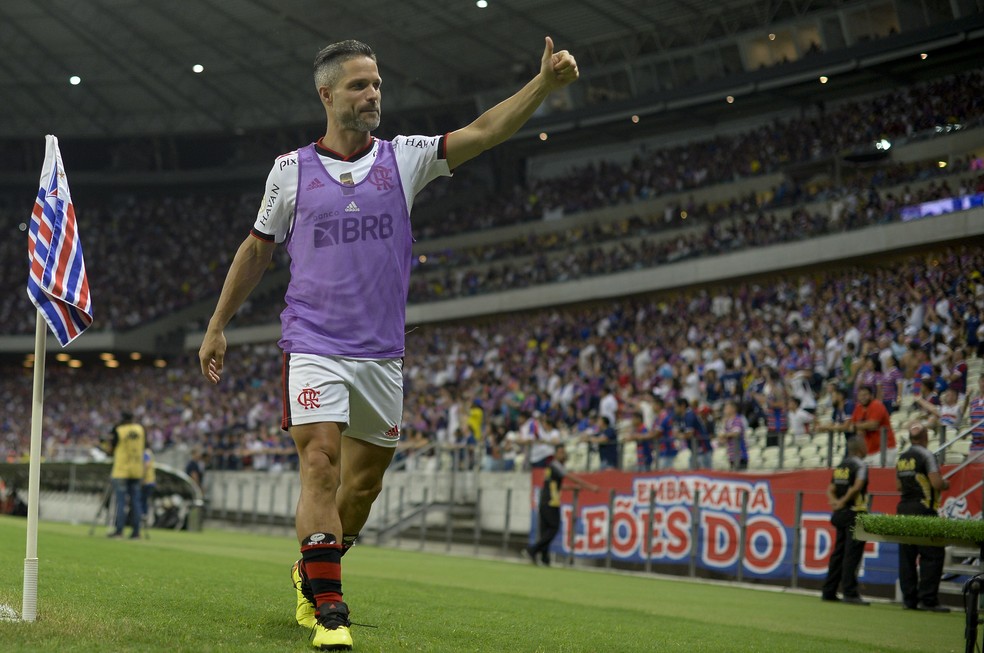 Diego entra em campo contra o Fortaleza no segundo tempo  &mdash; Foto: Marcelo Cortes / Flamengo