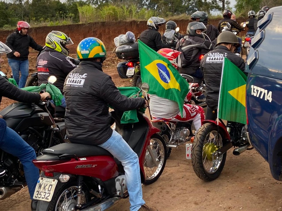 Motociclistas chegam para acompanhar o presidente em passeio no Oeste de Santa Catarina — Foto: Lucas Liston/NSC TV