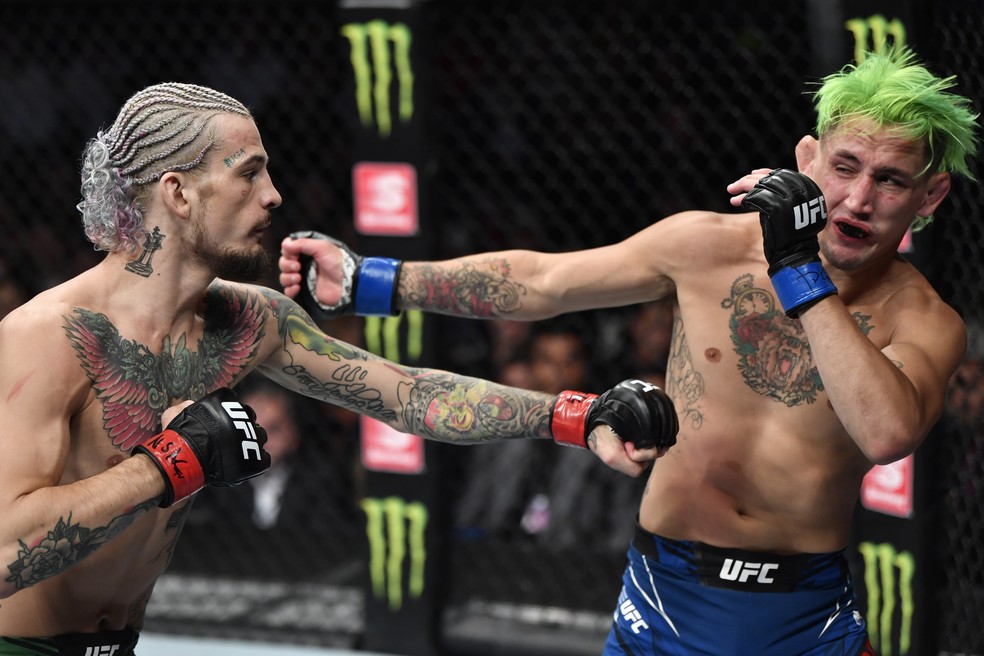 Sean O'Malley desfere um dos muitos golpes que conectou em Kris Moutinho no UFC 264 — Foto: Getty Images