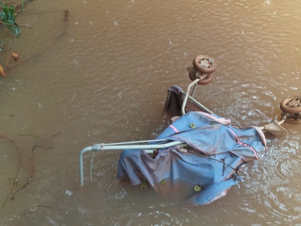 Carrinho foi encontrado no rio — Foto: Polícia Civil-MT