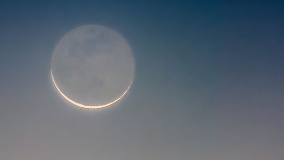 Lua crescente com a parte escura da Lua levemente iluminada pelo 'brilho da terra' — Foto: GETTY IMAGES