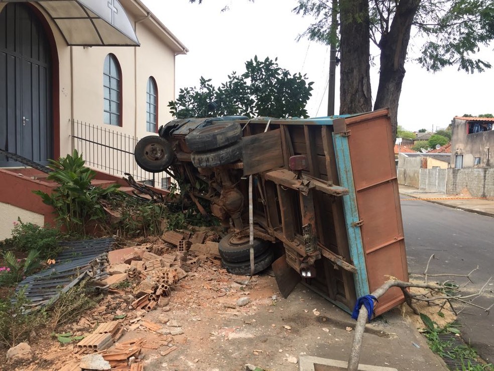 Caminhonete tombou no Parque Furquim (Foto: Sandro Bittencourt/TV Fronteira)