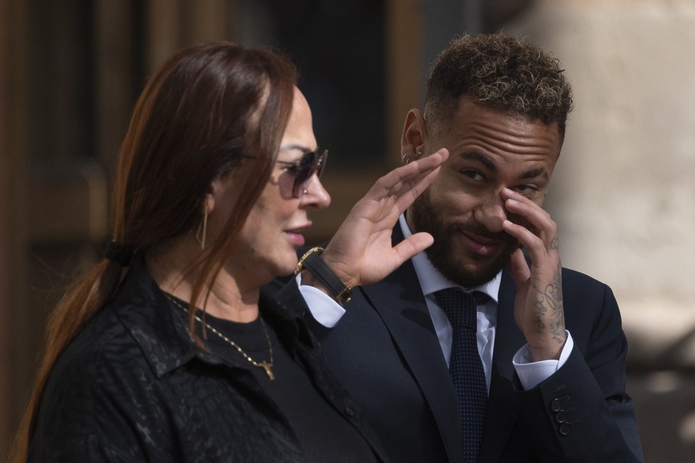 Neymar ao lado da mãe, Nadine, na saída do depoimento — Foto: Getty Images