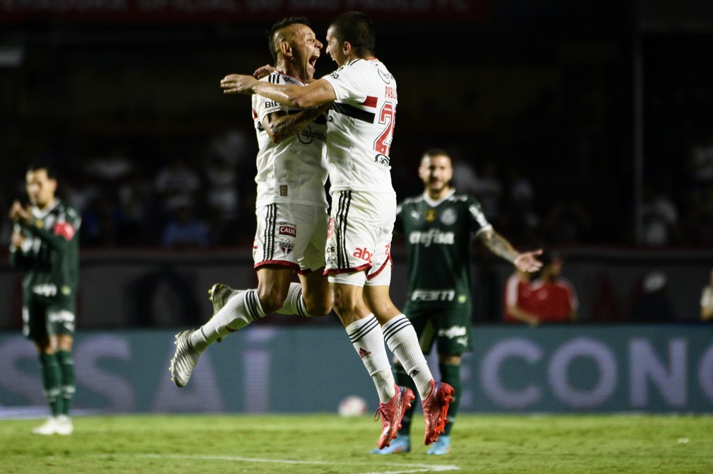 Pablo Maia comemora o segundo gol do São Paulo com Rafinha — Foto: Marcos Ribolli