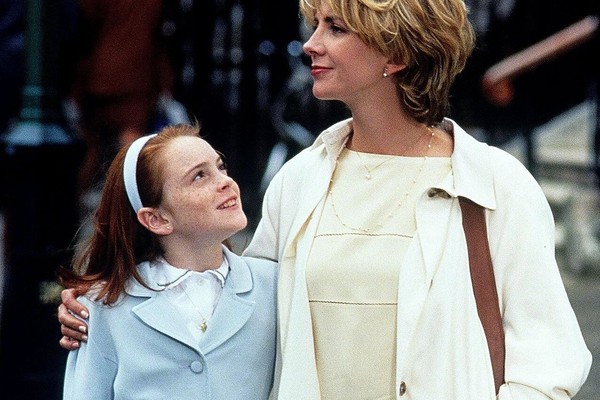 Lindsay Lohan e Natasha Richardson em Operação Cupido (1998) (Foto: Reprodução)