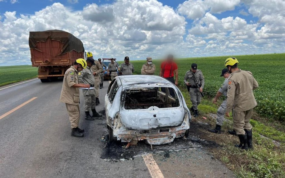 Carro carbonizado em que quatro corpos foram encontrados, em Cristalina, Goiás — Foto: Divulgação/Corpo de Bombeiros