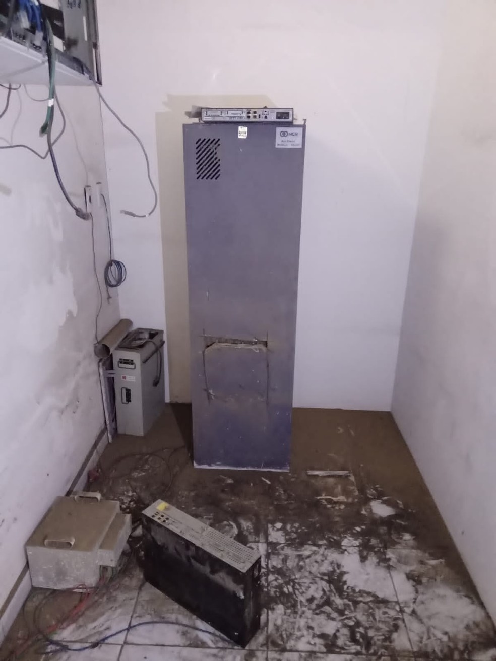 Criminosos entraram em agência bancária e tentaram arrombar caixa eletrônico em Ipanguaçu. — Foto: PM/Cedida