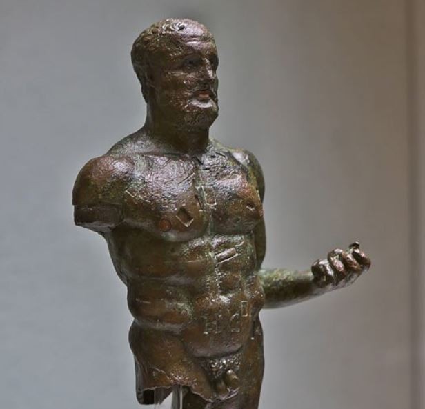 Estátua de bronze descoberta em Sancti Petri, em 1984, que os especialistas acreditam representar Hércules Gaditanus (Foto: Creative Commons )
