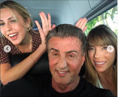 Sylvester Stallone com Jennifer Flavin e Sophie Stallone em uma das fotos compartilhadas por ele para comemorar o aniversário de sua primogênita (Foto: Instagram)