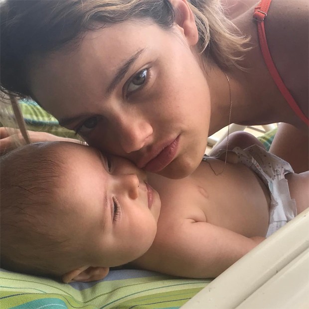 Laura Neiva e a pequena Teresa (Foto: Reprodução / Instagram)