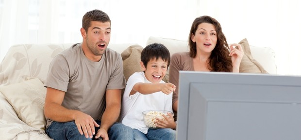 Família assistindo filme em casa (Foto: Shutterstock)