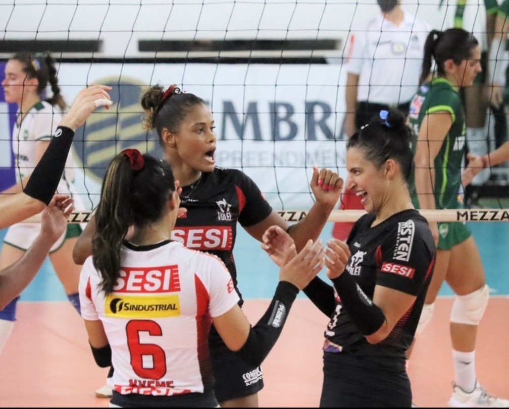O Sesi-Bauru chegou à 16ª vitória em 21 jogos e garantiu uma posição no G-4 da Superliga feminina — Foto: Marcelo Ferrazoli/Sesi-SP