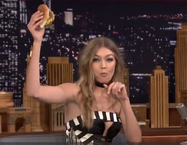 Gigi Hadid comeu um hambúerguer durante o programa 