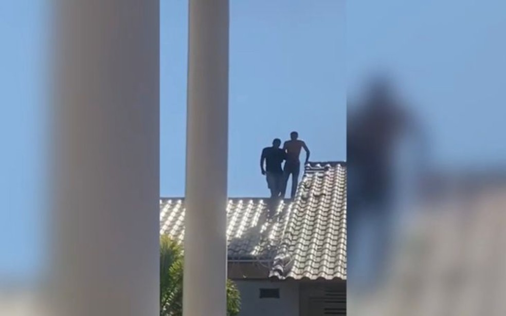 Suspeitos em telhado de casa de Aparecida de Goiânia, em Goiás — Foto: Reprodução/Redes Sociais