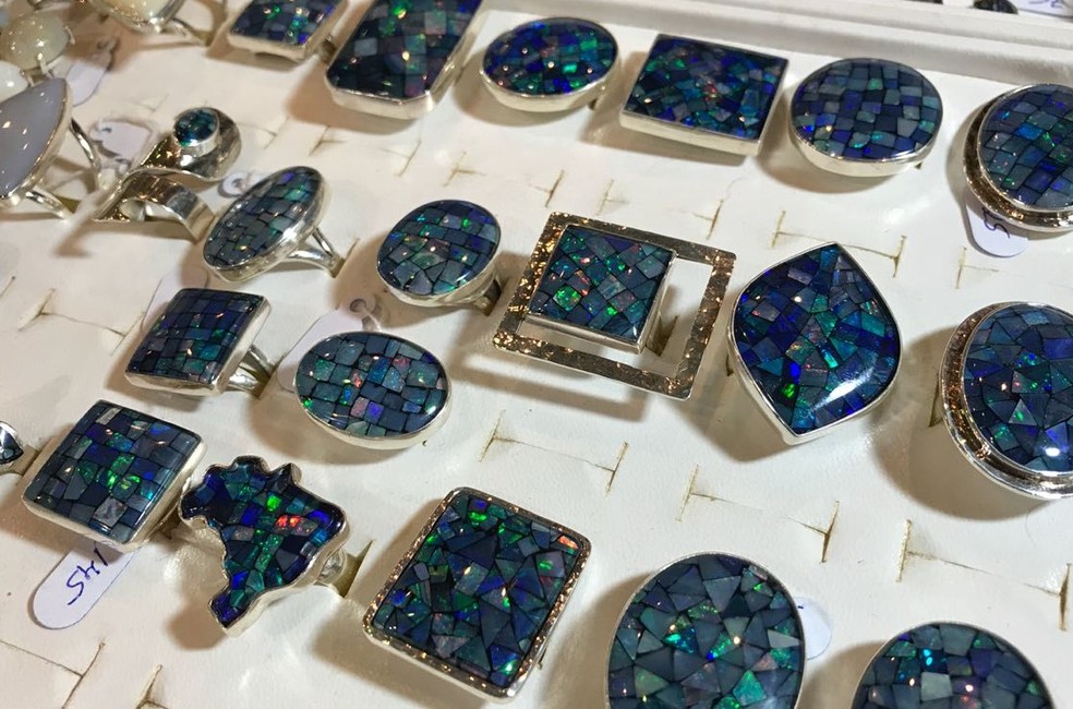 'Mosaicos' de opala são tradicionais nas joias com a pedra preciosa — Foto: Penélope Araújo/g1