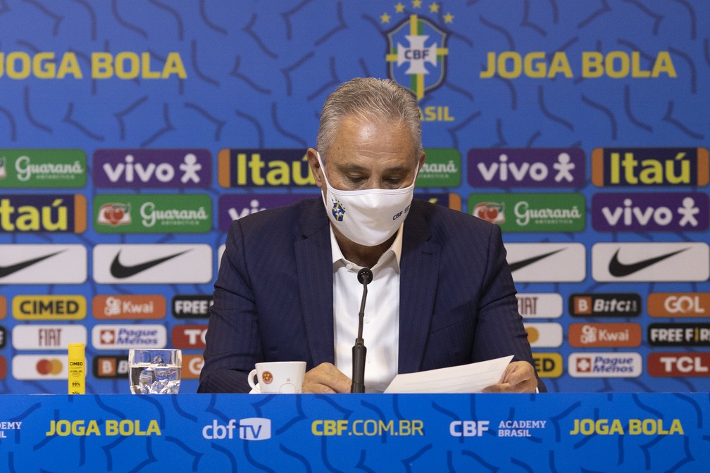 Tite lê a lista de jogadores convocados para a Seleção — Foto: Lucas Figueiredo / CBF
