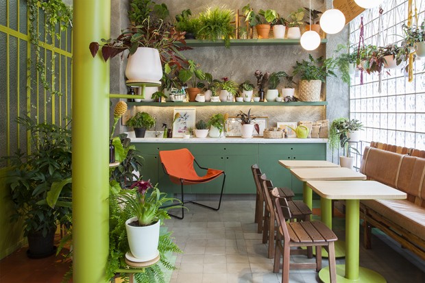 Coffee Stories: um café e loja de plantas inspirado no modernismo - Casa  Vogue | Restaurantes