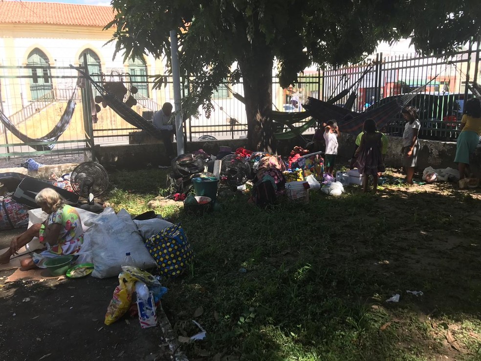 Venezuelanos estão acampados na Praça Saraiva, Centro de Teresina.  — Foto: Lorena Linhares/G1