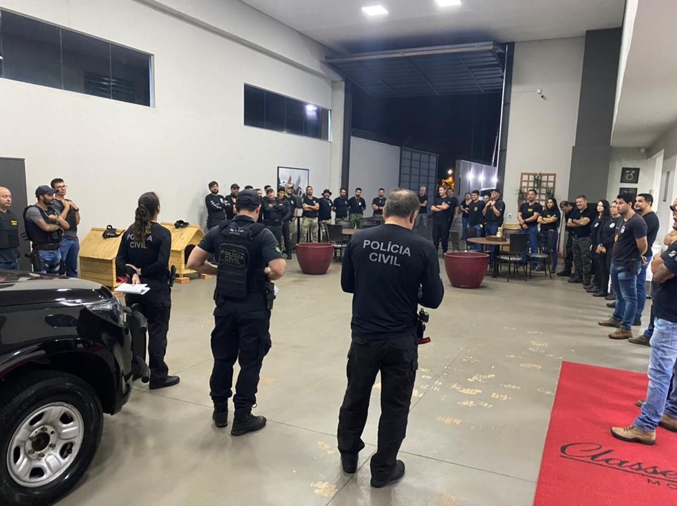 Policiais atuando na operação Dark Money em cidade de MS — Foto: Polícia Civil/Divulgação