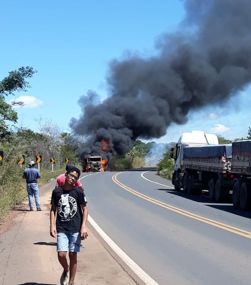 Motoristas arriscaram passar ao lado de caminhão pegando fogo na BR-343 (Foto: Maria Luiza Barreto)