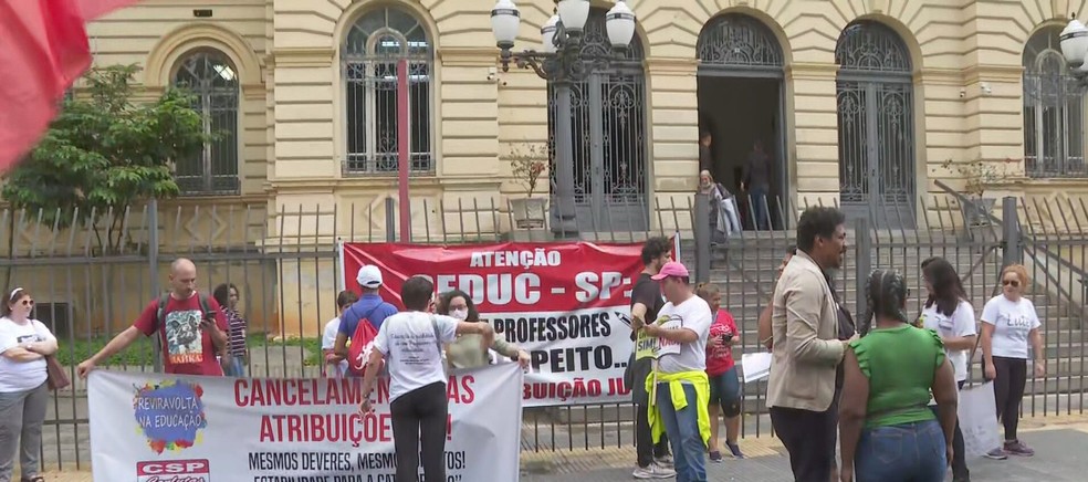 Professores realizam mais um protestos contra atribuição de aulas do estado.  — Foto: Reprodução/ TV Globo