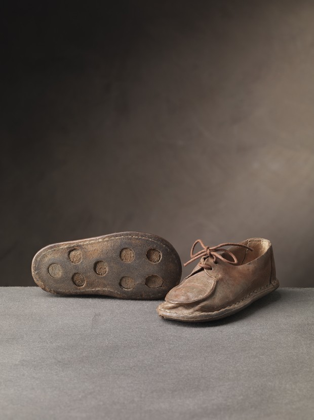 The children’s Derby shoe, called Primi passi, which means ‘first steps’ in Italian, was created in light brown calfskin with a patented non-slip sole by Salvatore Ferragamo in 1946 for his eldest son Ferruccio Ferragamo (Foto: Arrigo Coppitz)
