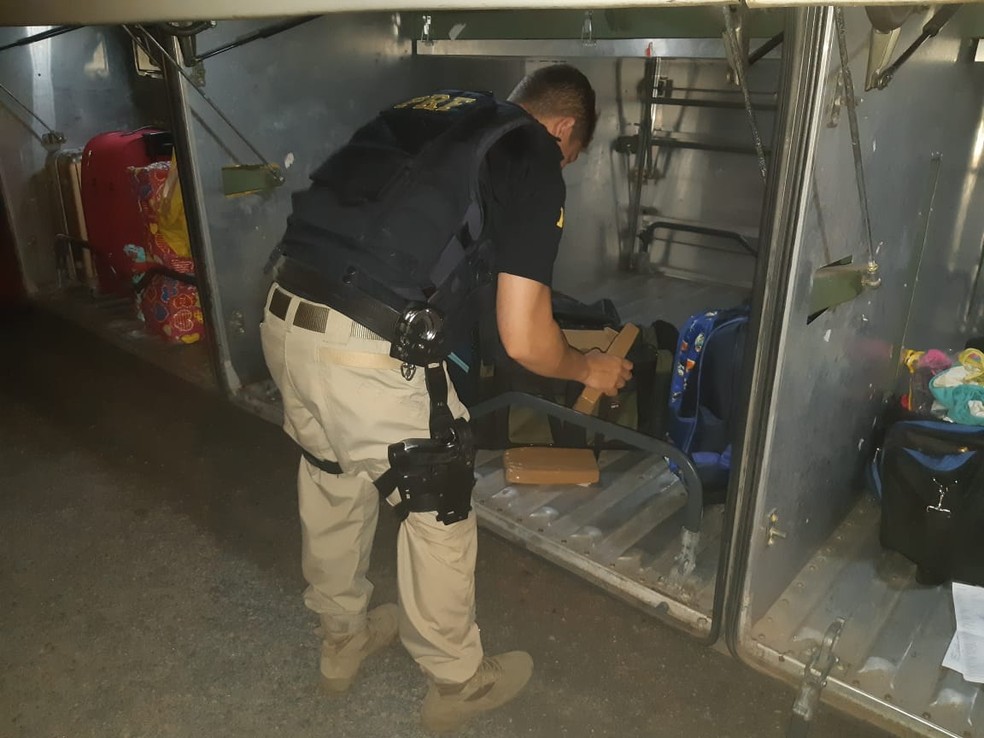 A substÃ¢ncia, que estava no bagageiro do veÃ­culo, foi descoberta durante uma abordagem da PRF â Foto: DivulgaÃ§Ã£o/PRF