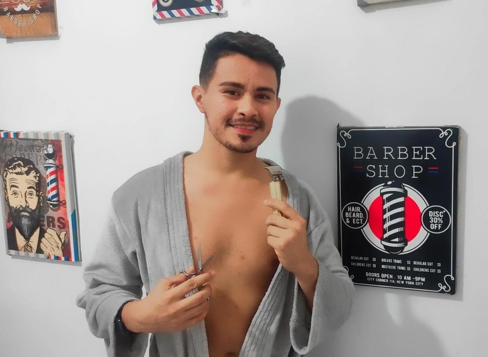 Rodney Araújo, 28 anos, criou uma barbearia em Fortaleza onde funcionários atendem os clientes nus. — Foto: Arquivo pessoal