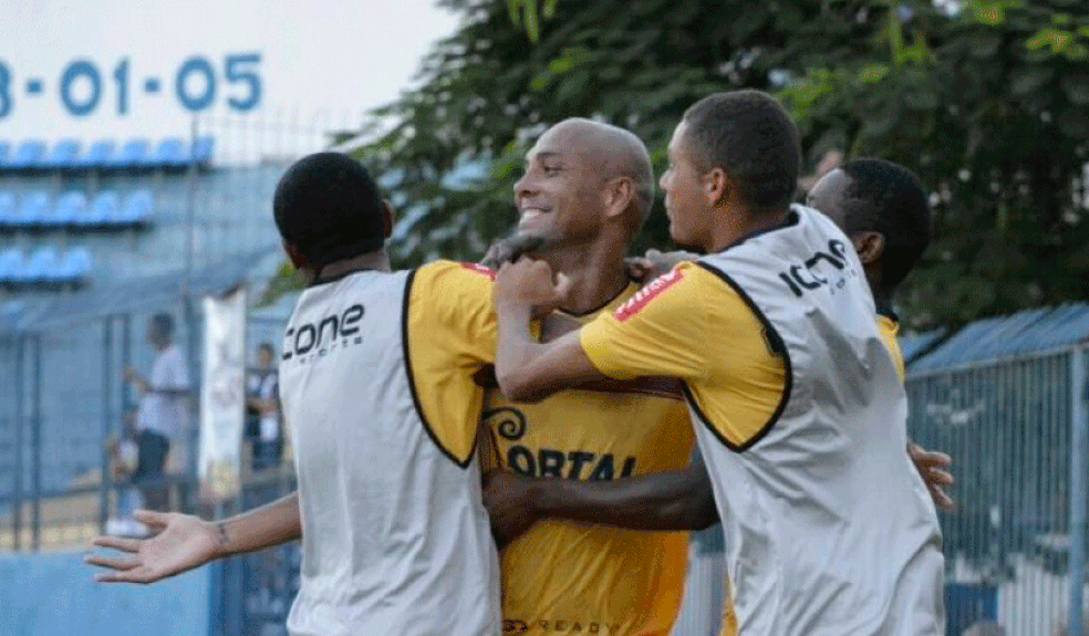 Souza Caveirão gol pelo Madureira, último clube da carreira (Foto: Marcos Faria)