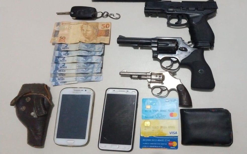 Armas e materiais apreendidas com suspeitos de assalto — Foto: BPRp/Divulgação