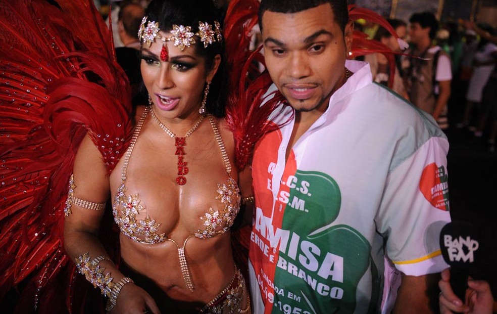 Ellen Cardoso, a Mulher Moranguinho, e Naldo, durante o carnaval (Foto: Raul Zito/G1)