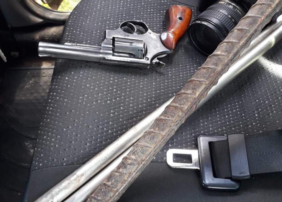 Polícia apreendeu objetos usados no crime.  — Foto: Divulgação/PM