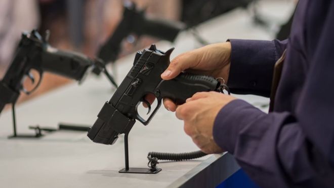 As limitações para importação de armas e outros produtos controlados, como munições, existem há décadas (Foto: Getty Images via BBC News Brasil)