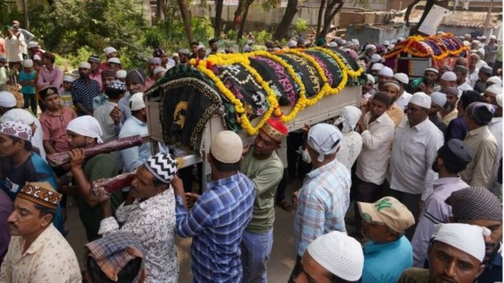 Dezenas de funerais foram realizados em Morbi nesta semana — Foto: EPA/via BBC