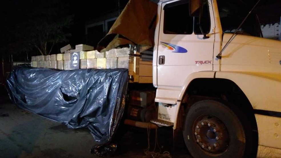 Três pessoas foram presas em operação da Denarc na PR-463, em Nova Esperança (Foto: Denarc/Divulgação)