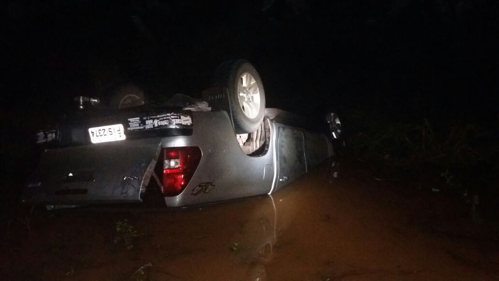  Caminhonete tombou ao entrar em Ã¡rea alagada da BR 135, prÃ³ximo Ã  cidade de Cristino Castro, no Sul do PiauÃ­. (Foto: DivulgaÃ§Ã£o/ PolÃ­cia RodoviÃ¡ria Federal)