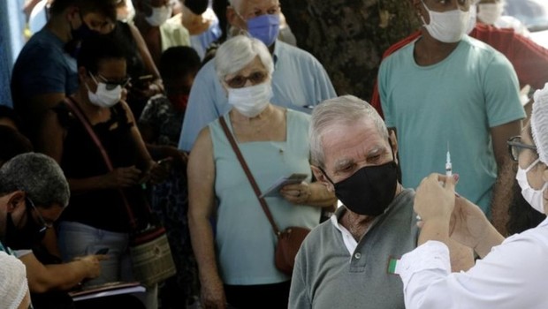 bbc Brasil vacinou cerca de 3% da população e ainda negocia vacinas suficientes para atender a todos os habitantes. Em alguns postos de saúde, idosos tiveram que esperar em filas (Foto: REUTERS/RICARDO MORAES/Via BBC News Brasil)