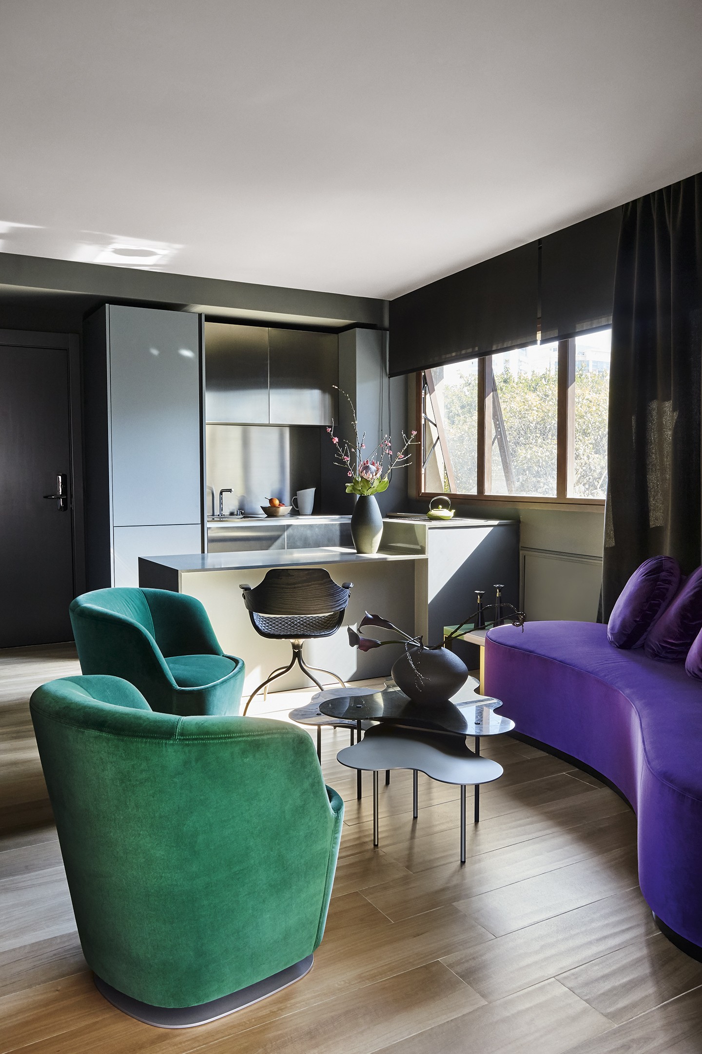 Apartamento de 46 m² tem paleta escura e móveis de design assinado (Foto: Ilana Bessler)