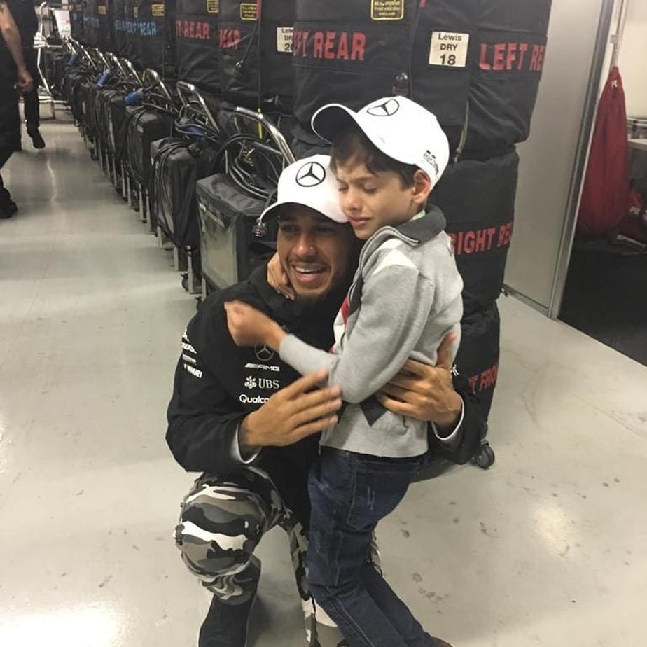 Garoto de 10 anos com paralisia cerebral realiza sonho de conhecer o Ã­dolo Lewis Hamilton