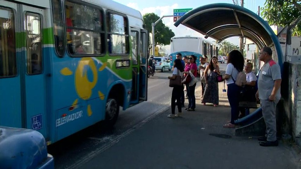 Mulher é morta em ponto de ônibus, na Serra — Foto: Reprodução/ TV Gazeta 