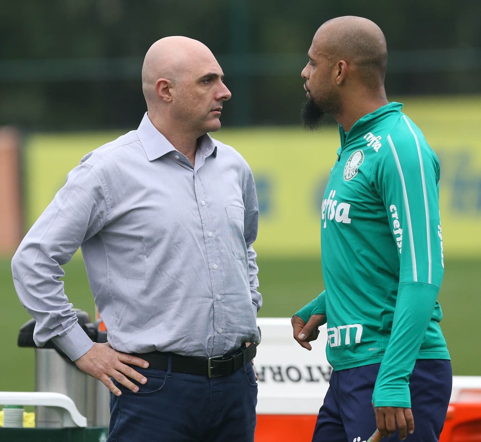 Maurício Galiotte, presidente do Palmeiras, e Felipe Melo — Foto: Cesar Greco / Ag. Palmeiras