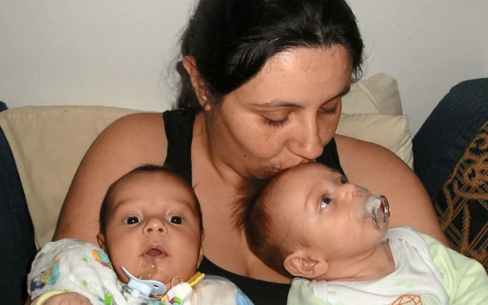 Tatiana com os dois filhos gêmeos; dona de casa de Indaiatuba não acreditava que poderia ser mãe — Foto: Reprodução/EPTV