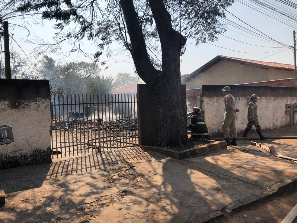 Bombeiros no local do incÃªndio que feriu mÃ£e e filha â Foto: Dyego Queiroz/TV Morena