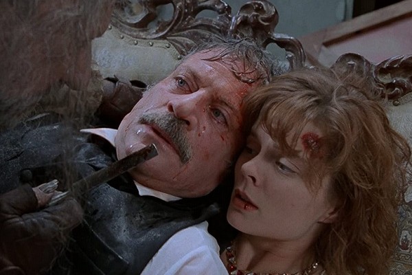 A atriz Romy Walthall com o ator Oliver Reed em cena de Nascido das Trevas (1989) (Foto: Reprodução)